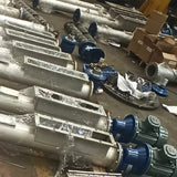 Powder conveying device